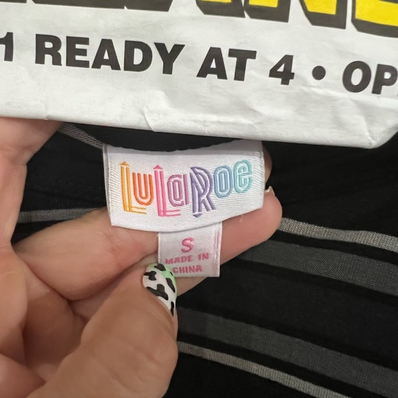 Lularoe Randy Tshirt - Picture 4 of 4